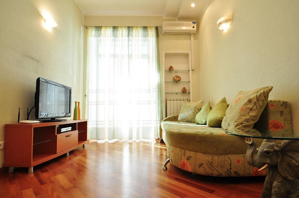 Hostel Kreschatik Kiev Bagian luar foto